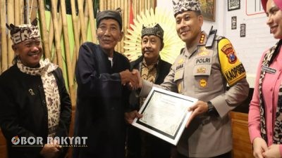 Kapolresta Banyuwangi Dianugerahi Warga Kehormatan Suku Osing, Apresiasi Kepemimpinan Humanis
