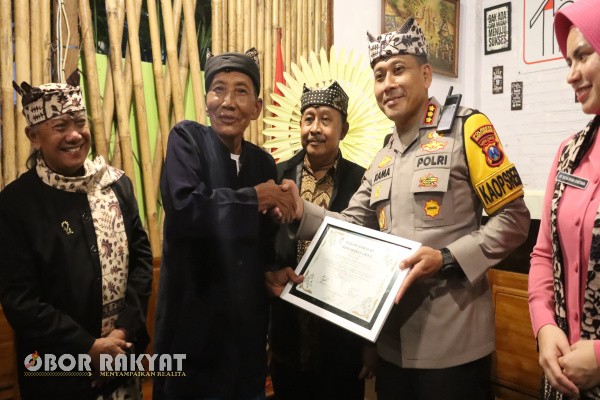 Banyuwangi, Obor Rakyat — Kapolresta Banyuwangi Kombes Pol Dr. Rama Samtama Putra dianugerahi gelar Warga Kehormatan Suku Osing dalam sebuah prosesi adat yang berlangsung khidmat di Rumah Kebangsaan Karangrejo, Selasa malam (23/12/2025).