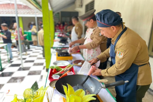 Bondowoso, Obor Rakyat – Dalam rangka memperingati Hari Ibu Nasional ke-97, Perum Perhutani Kesatuan Pemangkuan Hutan (KPH) Bondowoso menggelar lomba memasak nasi goreng yang diikuti para pejabat struktural di lingkungan KPH Bondowoso, Rabu (24/12/2025).