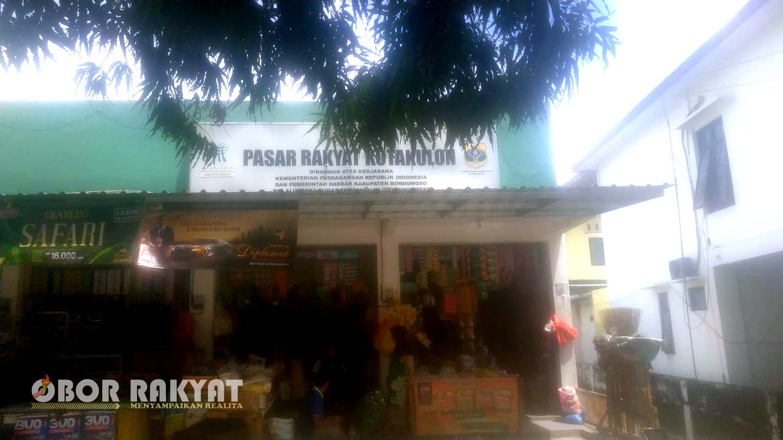 Bondowoso, Obor Rakyat – Dugaan praktik pungutan liar (pungli) mencuat di Pasar Ikan Pasar Rakyat Kota Kulon, Kabupaten Bondowoso. Pungutan tersebut diduga dilakukan dengan modus retribusi parkir dan bongkar muat kendaraan pick up pengangkut ikan.