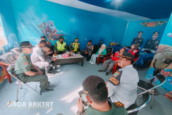 Bondowoso, Obor Rakyat – Perum Perhutani Kesatuan Pemangkuan Hutan (KPH) Bondowoso turut berperan aktif dalam mendukung pengamanan Perayaan Natal 2025 dan Tahun Baru 2026 (Nataru) dengan menurunkan personel di Pos Pengamanan Nataru sepanjang Jalur Pantura, Kabupaten Situbondo, Jumat (26/12/2025).