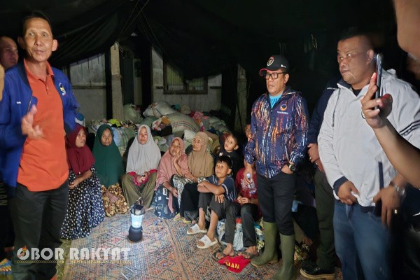 Aceh, Obor Rakyat – Keterisolasian yang hampir sebulan dialami warga Kecamatan Tripe Jaya, Kabupaten Gayo Lues, Aceh, akhirnya terpecah. Anggota DPR RI dari Fraksi Partai NasDem, Muslim Ayub, bersama tim NasDem Peduli Bencana Aceh, berhasil menembus dua desa yang terputus total aksesnya, yakni Desa Merindang dan Desa Pasir, pada Rabu malam (24/12/2025).