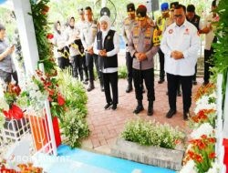 Kapolri Bersama Gubernur Jatim Ziarah ke Makam Marsinah di Nganjuk, Resmikan Groundbreaking Museum Pahlawan Nasional Buruh