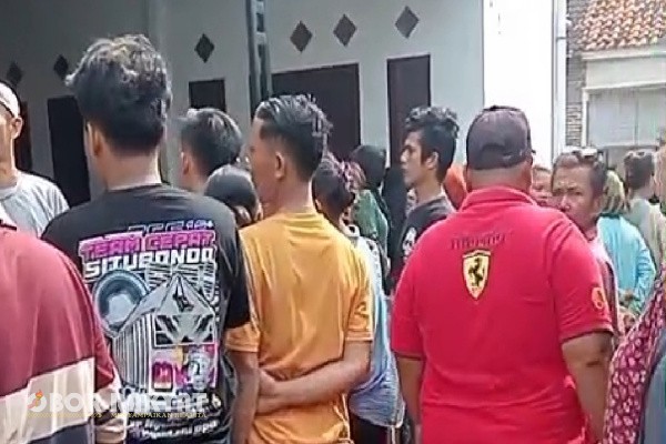 Situbondo, Obor Rakyat — Warga Dusun Watuketu, RT 01 RW 02, Desa Demung, Kecamatan Besuki, Kabupaten Situbondo, Jawa Timur, digemparkan oleh penemuan tiga anggota satu keluarga yang ditemukan meninggal dunia di dalam rumah mereka sendiri, Minggu pagi (28/12/2025) sekitar pukul 07.00 WIB.