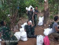 Satgas Gulbencal Kodam I/BB Bersama Yonif TP 905/TS Jalan Kaki Salurkan Logistik ke Desa Bonan Dolok