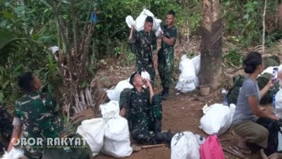 Satgas Gulbencal Kodam I/BB Bersama Yonif TP 905/TS Jalan Kaki Salurkan Logistik ke Desa Bonan Dolok