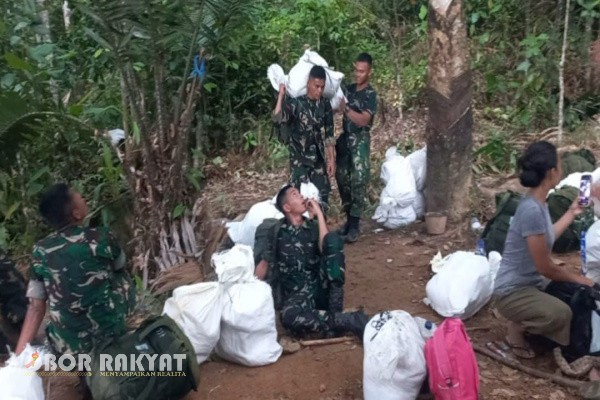 Tapanuli Tengah, Obor Rakyat – Komitmen TNI dalam membantu masyarakat terdampak bencana kembali ditunjukkan oleh Satgas Penanggulangan Bencana Alam (Gulbencal) Kodam I/Bukit Barisan bersama prajurit Yonif TP 905/TS. Meski menghadapi cuaca ekstrem dan medan berat, prajurit tetap berjalan kaki menyalurkan bantuan logistik ke Desa Bonan Dolok, Kecamatan Sitahuis, Kabupaten Tapanuli Tengah, Minggu (28/12/2025).