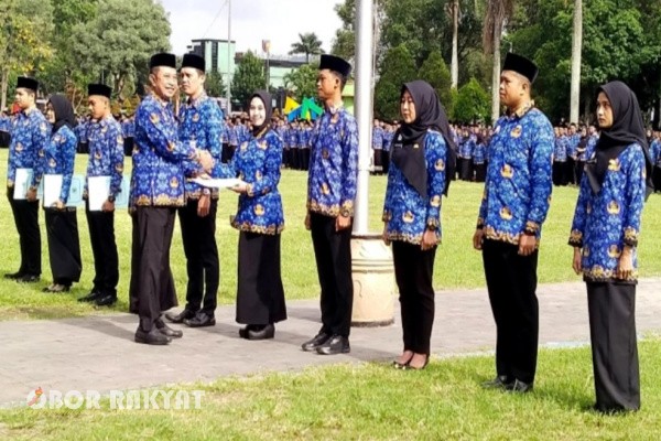 Bondowoso, Obor Rakyat – Penyerahan 4.502 Surat Keputusan (SK) Pegawai Pemerintah dengan Perjanjian Kerja (PPPK) Paruh Waktu formasi 2025 di Kabupaten Bondowoso menyisakan ironi. Status kerja yang dinanti bertahun-tahun oleh ribuan tenaga honorer belum diiringi jaminan kesejahteraan yang layak.