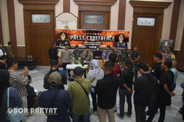 Bondowoso, Obor Rakyat – Kepolisian Resor (Polres) Bondowoso bersama Forum Koordinasi Pimpinan Daerah (Forkopimda) Kabupaten Bondowoso dan tokoh agama menggelar press release akhir tahun 2025 di Mapolres Bondowoso, Senin (29/12/2025) atau akhir Desember 2025.