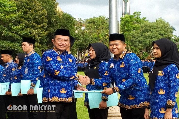 Bondowoso, Obor Rakyat – Bupati Bondowoso, Abdul Hamid Wahid, secara resmi menyerahkan petikan Surat Keputusan (SK) Bupati tentang Pengangkatan Pegawai Pemerintah dengan Perjanjian Kerja (PPPK) Paruh Waktu Formasi Tahun 2025.