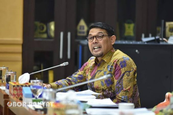 Aceh, Obor Rakyat – Anggota DPR RI Komisi III asal Aceh, Muhammad Nasir Djamil, mengingatkan aparat negara agar mengedepankan pendekatan yang cerdas dan humanis dalam menghadapi masyarakat selama masa status tanggap darurat bencana di Aceh.