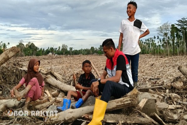 Aceh, Obor Rakyat – Ketua Dewan Pimpinan Cabang (DPC) PDI Perjuangan Aceh Utara, Syibral Mulasi turun langsung ke lokasi terdampak banjir untuk mengikuti kegiatan trauma healing bersama anak-anak korban bencana.