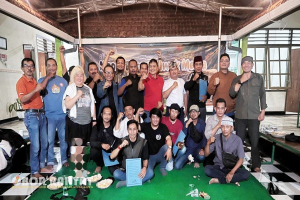 Bondowoso, Obor Rakyat – Perum Perhutani Kesatuan Pemangkuan Hutan (KPH) Bondowoso memberikan apresiasi kepada 20 wartawan dari media cetak dan online yang dinilai aktif dan konsisten memberitakan kegiatan Perhutani sepanjang tahun 2025.