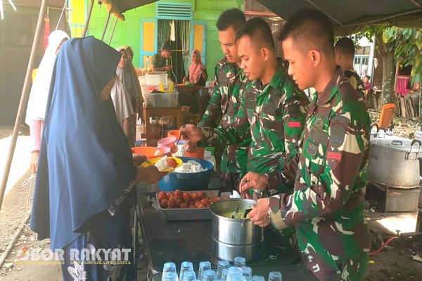 Tapanuli Selatan, Obor Rakyat - Satgas Gulbencal Kodam I/BB mengoperasikan dapur lapangan di Desa Tolang Julu, Kecamatan Sayurmatinggi, Kabupaten Tapanuli Selatan (Tapsel), Senin (29/12/2025), untuk membantu warga terdampak bencana alam banjir.