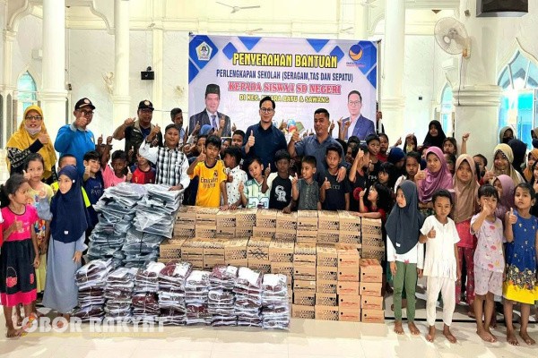 Aceh Utara, Obor Rakyat — Di tengah upaya pemulihan pascabencana, harapan bagi anak-anak Aceh Utara kembali menyala. Kepedulian terhadap masa depan pendidikan diwujudkan melalui penyaluran 200 paket perlengkapan sekolah kepada siswa Sekolah Dasar di Kecamatan Muara Batu dan Sawang, Aceh Utara.