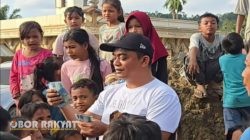 Anggota DPRK Aceh Utara Bagikan Cilok, Hadirkan Senyum Anak Korban Banjir Bandang Langkahan