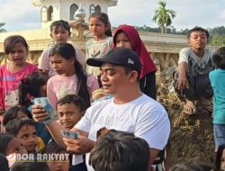 Anggota DPRK Aceh Utara Bagikan Cilok, Hadirkan Senyum Anak Korban Banjir Bandang Langkahan