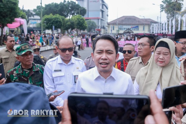 Jember, Obor Rakyat – Pemerintah Kabupaten (Pemkab) Jember kembali menegaskan keberpihakannya pada penguatan ekonomi kerakyatan melalui peluncuran program Gerobak dan Rombong “Mlijo Cinta”.