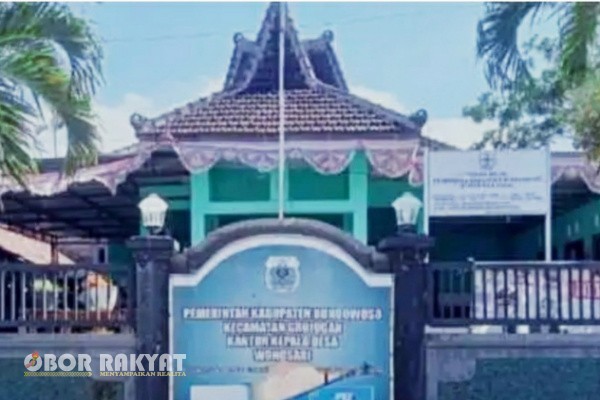 Bondowoso, Obor Rakyat – Kasus dugaan pemotongan honor anggota Badan Permusyawaratan Desa (BPD) Wonosari, Kecamatan Grujugan, Kabupaten Bondowoso, mulai menemui titik terang. Ketua BPD Wonosari berinisial S akhirnya mengakui adanya pemotongan honor tersebut dalam sebuah pertemuan resmi di balai desa setempat.