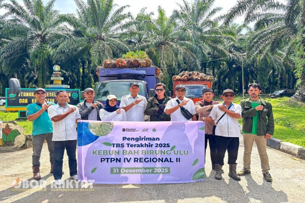 Simalungun, Obor Rakyat – Manajemen PTPN IV Regional II Kebun Bah Birung Ulu secara resmi melaksanakan pelepasan pengiriman Tandan Buah Segar (TBS) terakhir tahun 2025 menuju Pabrik Kelapa Sawit (PKS) Bah Jambi, Rabu (31/12/2025).