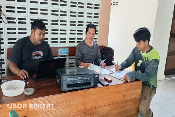 Bondowoso, Obor Rakyat – Sekretaris Kecamatan (Sekcam) Grujugan, Kabupaten Bondowoso, Jawa Timur, Marcos Da Costa, tetap menjalankan tugas pelayanan pemerintahan meski di hari libur nasional, termasuk pada perayaan Tahun Baru 2026.
