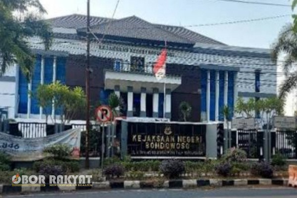 Bondowoso, Obor Rakyat – Dugaan pemotongan honor anggota Badan Permusyawaratan Desa (BPD) Wonosari, Kecamatan Grujugan, Kabupaten Bondowoso, yang menyeret oknum Ketua BPD berinisial S, kini resmi masuk radar Kejaksaan Negeri (Kejari) Bondowoso.