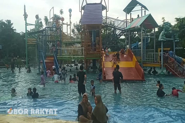 Banyuwangi, Obor Rakyat – Momen libur Natal dan Tahun Baru (Nataru) 2025 membawa dampak positif bagi sektor pariwisata Banyuwangi. Salah satu destinasi yang mencuri perhatian wisatawan adalah Banyuwangi Park, taman rekreasi keluarga yang mengalami lonjakan pengunjung secara signifikan selama periode liburan akhir tahun.