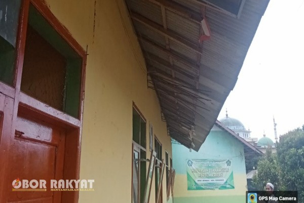 Jember, Obor Rakyat – Program rehabilitasi ruang kelas Madrasah Tsanawiyah Swasta (MTsS) yang bersumber dari anggaran Kementerian Agama Republik Indonesia (Kemenag RI) Tahun Anggaran 2025 di Kabupaten Jember, Jawa Timur, menuai polemik.