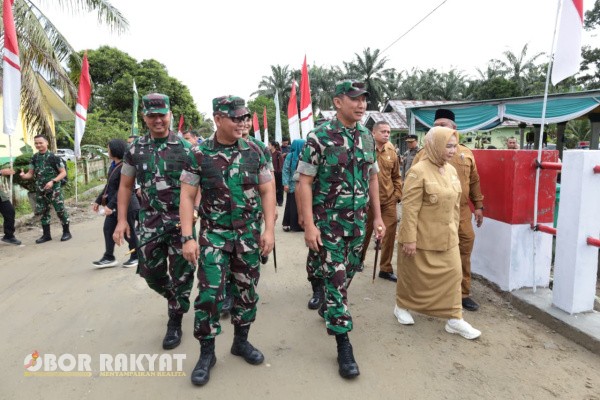 Langkat, Obor Rakyat – Panglima Kodam I/Bukit Barisan (Pangdam I/BB) Mayjen TNI Hendy Antariksa meninjau Jembatan Aramco yang telah selesai dibangun di Desa Sei Litur Tasik, Kecamatan Sawit Seberang, Kabupaten Langkat, Senin (4/1/2026).