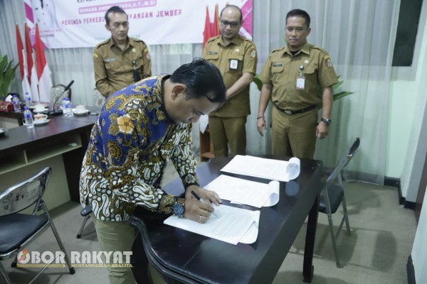 Jember, Obor Rakyat – Pemerintah Kabupaten (Pemkab) Jember melaksanakan serah terima jabatan (sertijab) Direktur Utama dua Badan Usaha Milik Daerah (BUMD), yakni Perumda Perkebunan Kahyangan Jember dan Perumdam Tirta Pandalungan Jember, Selasa (2/1/2026).