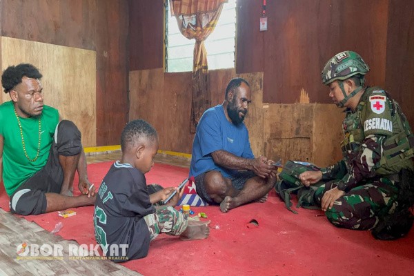 Papua, Obor Rakyat – Kehadiran Satgas Yonif 521/Dharma Yudha (DY) di tanah Papua terus menghadirkan makna baru bagi masyarakat setempat. Melalui kegiatan Pembinaan Teritorial (Binter) yang humanis, prajurit TNI tidak hanya menjalankan tugas menjaga keamanan, tetapi juga merebut hati rakyat dengan ketulusan, senyum, sapa, dan salam.