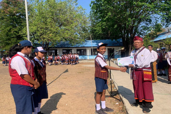Manggarai, Obor Rakyat – Setelah lebih dari tiga dekade mengabdikan diri di dunia pendidikan, Didimus A. Dahur, guru Aparatur Sipil Negara (ASN) di SMP Negeri 1 Reok, Kabupaten Manggarai, resmi memasuki masa purna bakti pada tahun 2025.