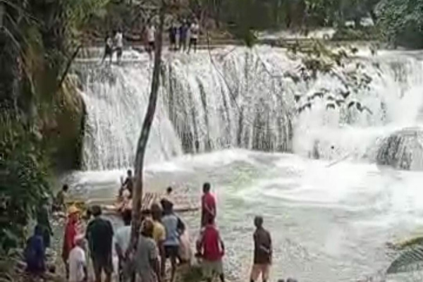 Manggarai, Obor Rakyat – Kunjungan wisata yang seharusnya menjadi momen rekreasi berubah menjadi peristiwa tragis. Seorang pelajar Sekolah Menengah Pertama (SMP) dilaporkan tenggelam di kawasan wisata alam Tiwu Pai Waterfall, Desa Toe, Kecamatan Reok Barat, Kabupaten Manggarai, pada Minggu pagi (11/1/2026).