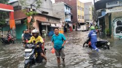 Banjir Jakarta Utara: Ratusan Warga Pademangan Timur Mengungsi Akibat Luapan Kali Item
