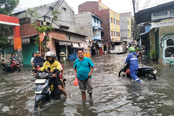 Jakarta, Obor Rakyat — Hujan deras yang mengguyur Jakarta sejak Minggu malam kembali menghadirkan kecemasan bagi warga di kawasan padat penduduk.