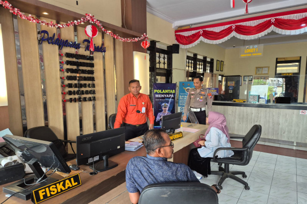 Bondowoso, Obor Rakyat – Samsat Bondowoso terus menunjukkan komitmennya dalam meningkatkan kualitas pelayanan publik kepada masyarakat. Melalui program “Polantas Menyapa”, pelayanan prima diberikan sejak wajib pajak pertama kali menginjakkan kaki di kantor Samsat Bondowoso, Senin (12/01/2026).