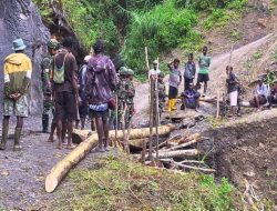 TNI Bangun Jembatan Pasca Longsor di Papua Pegunungan, Akses Warga Distrik Eragayam Kembali Terhubung