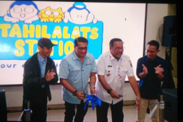 Jakarta, Obor Rakyat – Wakil Gubernur DKI Jakarta Rano Karno bersama Menteri Ekonomi Kreatif Teuku Riefky Harsya meresmikan Tahilalats Station, toko kolaborasi antara MRT Jakarta dan kreator komik lokal Tahilalats, di Kompleks Stasiun MRT Dukuh Atas BNI, Jakarta Pusat, Rabu (14/1/2025).