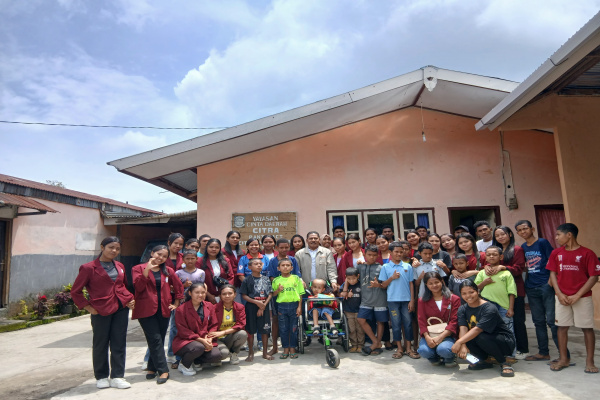 Bajawa, Obor Rakyat – Di tengah kesibukan akademik, Mahasiswa Program Studi Pendidikan Matematika STKIP Citra Bakti Ngada melaksanakan kegiatan kunjungan sosial ke Panti Asuh Yayasan Cinta Daerah Bajawa, Sabtu (17/1/2026).