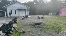 Satgas Yonif 521/DY Gotong Royong Bersihkan Gereja di Airu Papua