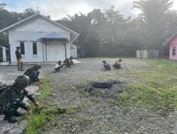 Satgas Yonif 521/DY Gotong Royong Bersihkan Gereja di Airu Papua