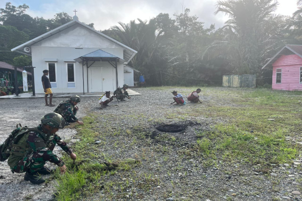Jayapura, Obor Rakyat – Kegiatan Pembinaan Teritorial (Binter) TNI kembali diwujudkan melalui aksi nyata kepedulian terhadap masyarakat. Personel Satgas Yonif 521/DY bersama warga Kampung Muaranawa melaksanakan gotong royong pembersihan Gereja Tigris di Distrik Airu, Kabupaten Jayapura, Papua, Sabtu (17/01/2026).