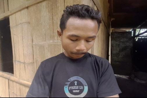 Ngada, Obor Rakyat – Di tengah laju kemajuan zaman yang kian gemerlap, masih ada kisah pilu tentang perjuangan hidup yang luput dari perhatian. Jimi Longa, seorang anak yatim asal Wogo, Kecamatan Golewa, Kabupaten Ngada, Nusa Tenggara Timur (NTT), harus berjibaku sejak usia dini demi mempertahankan hidup bersama ibunda dan adik perempuannya.