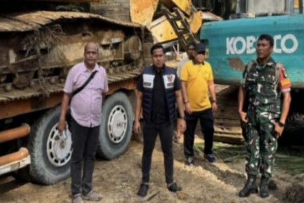 Kampar, Obor Rakyat — Tim Gabungan Kepolisian Resor (Polres) Kampar bersama Kodim 0313/KPR terus meningkatkan penertiban terhadap aktivitas penambangan ilegal di wilayah hukumnya. Terbaru, tiga pelaku penambangan tanah urug ilegal berhasil diamankan di Km 18 Desa Pancuran Gading, Kecamatan Tapung, Kabupaten Kampar, Sabtu (17/1/2026) sekitar pukul 12.30 WIB.