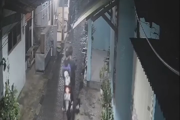 Bondowoso, Obor Rakyat – Aksi pencurian tutup box kontrol terjadi di Kelurahan Badean, RT 33 RW 01, Kecamatan Bondowoso, Kabupaten Bondowoso. Peristiwa tersebut terekam kamera CCTV dan kini viral di media sosial, memicu keresahan warga sekitar.