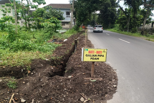 Bondowoso, Obor Rakyat – Aktivitas galian tanah di bahu Jalan Mugiman, Kabupaten Bondowoso, menuai sorotan publik.