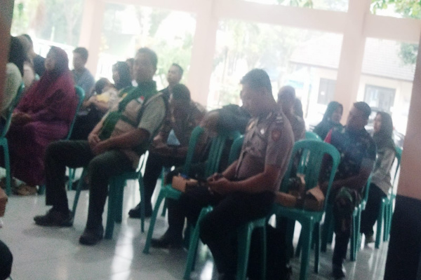 Bondowoso, Obor Rakyat – Menyikapi viralnya unggahan akun TikTok BondowosoNews terkait dugaan penjualan pupuk subsidi di atas Harga Eceran Tertinggi (HET), jajaran Forkopimcam Grujugan bergerak cepat dengan menggelar rapat koordinasi (rakor) bersama Penyuluh Pertanian Lapangan (PPL), distributor, serta agen kios pupuk subsidi.