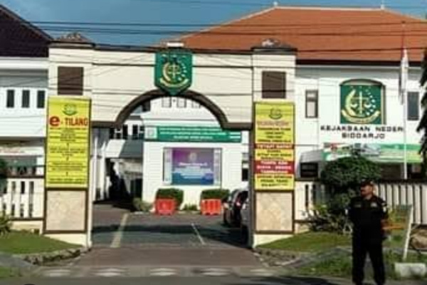 Sidoarjo, Obor Rakyat – Kejaksaan Negeri (Kejari) Sidoarjo resmi menahan empat kepala desa (kades) di Kecamatan Tulangan yang diduga terlibat praktik jual beli jabatan perangkat desa. Penahanan ini merupakan hasil pengembangan dari operasi tangkap tangan (OTT) kasus serupa yang sebelumnya dilakukan oleh kepolisian.