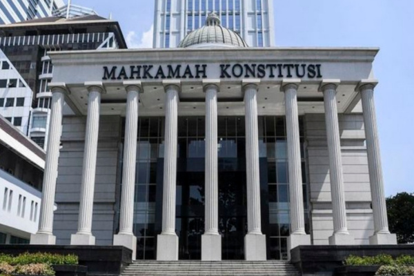 Jakarta, Obor Rakyat — Mahkamah Konstitusi (MK) mengabulkan sebagian permohonan uji materiil Pasal 8 Undang-Undang Nomor 40 Tahun 1999 tentang Pers (UU Pers) yang diajukan Ikatan Wartawan Hukum (IWAKUM).
