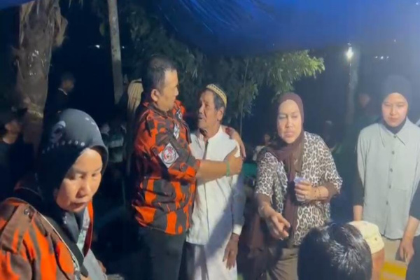 Lhokseumawe, Obor Rakyat – Kepedulian terhadap korban banjir bandang Aceh Utara terus mengalir. MPC Pemuda Pancasila (PP) Aceh Utara bersama sejumlah dokter dari Banda Aceh menggelar pengobatan gratis sekaligus menyalurkan bantuan sembako kepada warga pengungsian di Gampong Riseh Teungah, Kecamatan Sawang, Minggu malam (18/1/2026).
